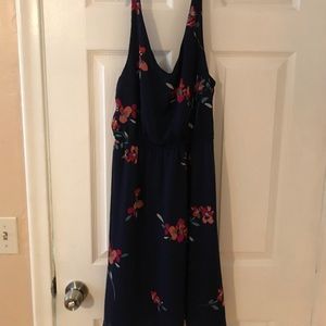 Classic V neck navy flowered dress! Great fit!